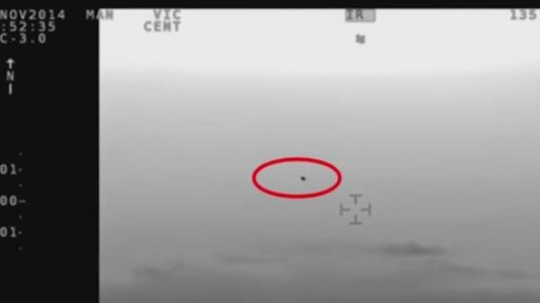 Ushtria kiliane filmon objektin fluturues, por nuk arrin ta shpjegojë çfarë është (Video)