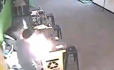Momenti kur i shpërthen cigarja elektrike në fytyrë dhe e bën për spital (Foto/Video, +18)
