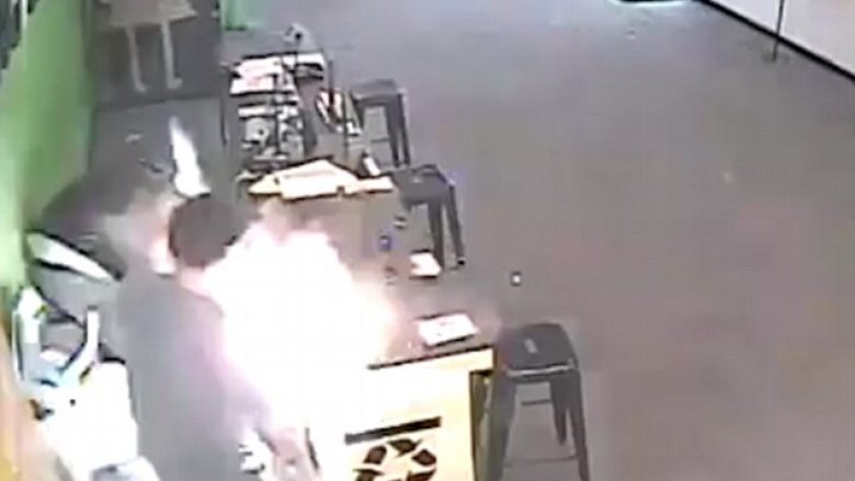 Momenti kur i shpërthen cigarja elektrike në fytyrë dhe e bën për spital (Foto/Video, +18)