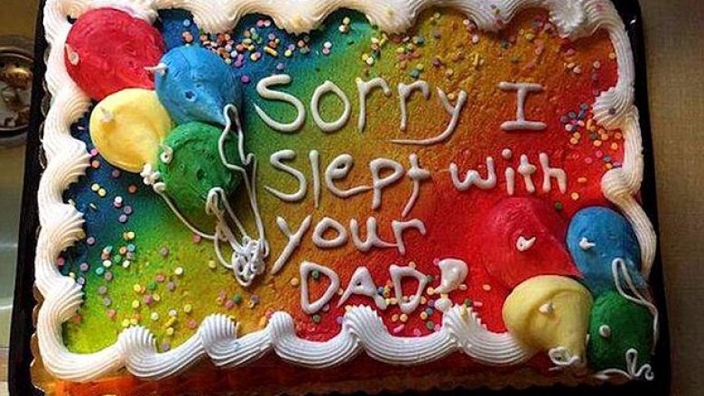 “Më fal, e kam bërë me nënën tënde”: Mesazhet më bizare të shkruara në torta, për t’i kërkuar falje personave të lënduar (Foto)