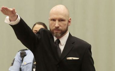 Breivik sërish në gjyq me përshëndetje naziste