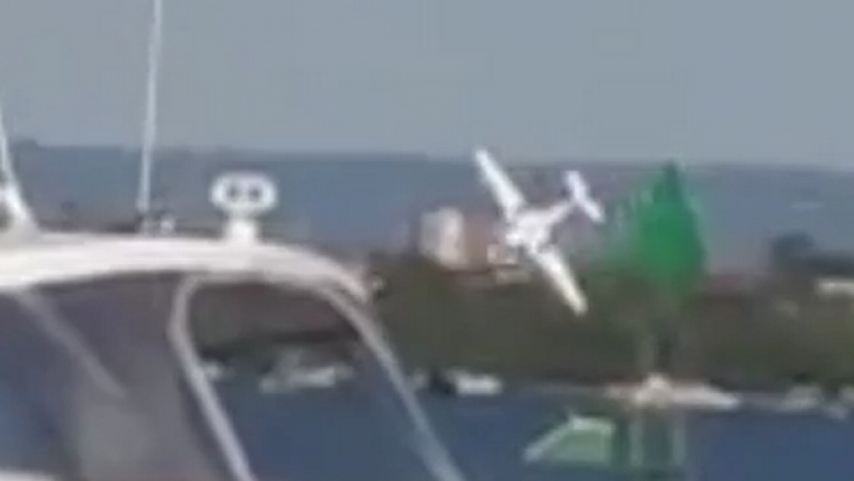 Pamjet e tmerrshme të rrëzimit të aeroplanit në lumë, ku humbin jetën dy persona (Foto/Video, +18)