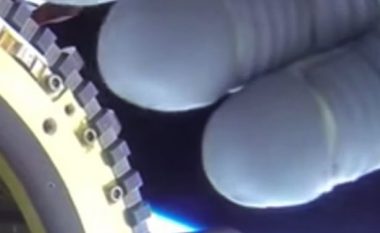 Objekti misterioz shfaqet në stacionin ndërkombëtar hapësinor, astronauti mundohet ta mbulojë me dorë kamerën për ta fshehur këtë fakt (Foto/Video)