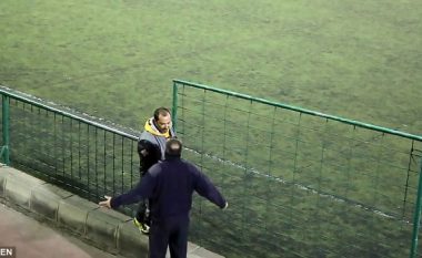 Prindërit shkojnë të shikojnë fëmijët e tyre duke luajtur futboll, por rrahen brutalisht (Foto/Video, +18)