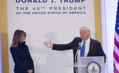 Momenti kur Trump injorohet nga Melania, derisa mundohet t’i tregojë se ku duhet të ulet (Foto/Video)