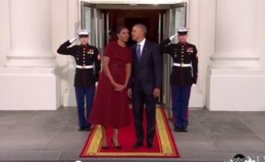 Obama i dhuron një puthje Michelle-it derisa po e prisnin Trumpin para dyerve të Shtëpisë së Bardhë (Video)