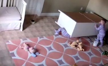 Fëmijën dyvjeçar e zë dollapi, shikoni si e shpëton binjaku i tij (Video)