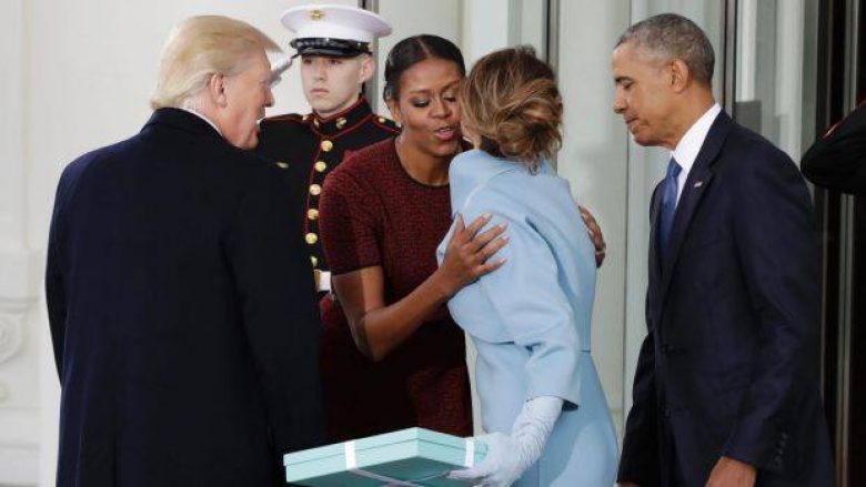 Çfarë i dhuroi Melania Trump, Michelle Obamës? (Video)