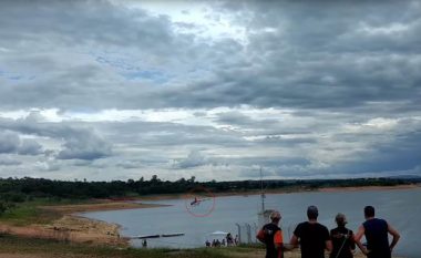 Momenti i rrëzimit të helikopterit në liqen (Foto/Video)