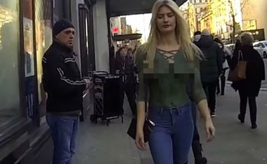 Modelja shëtit rrugëve me gjoksin e zbuluar, shikoni reagimet e meshkujve (Video, +16)