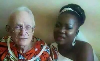 “Dashuri” me 92-vjeçarin, por rrjeti shpërthen ndaj së resë