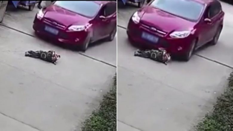 Vogëlushi që po luante në lagje përfundon nën rrotat e veturës, por më pas ndodh mrekullia (Video, +16)