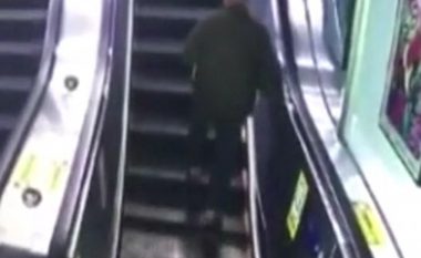 E dhimbshme: Momenti kur i moshuari rrokulliset vazhdimisht në shkallët lëvizëse (Video, +18)