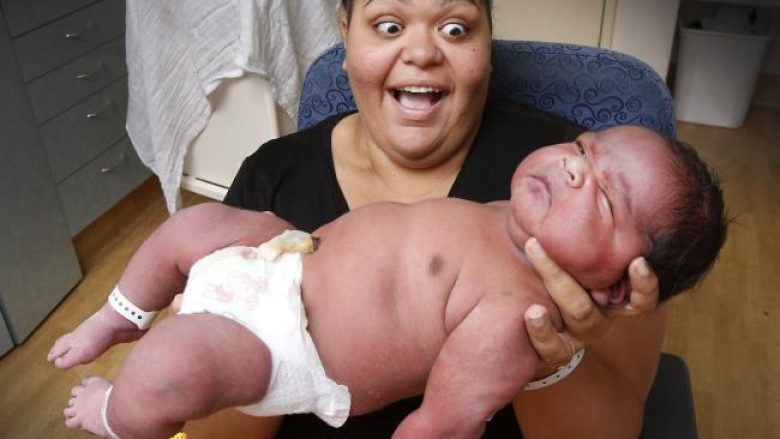 Në Australi lind foshnja që peshon 6 kilogramë dhe është i gjatë 57 centimetra (Foto)
