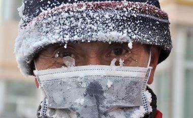Sakrifica e 60-vjeçarit: Për të larë borxhet e varrimit të gruas, pastron rrugët në minus 38 gradë (Foto)