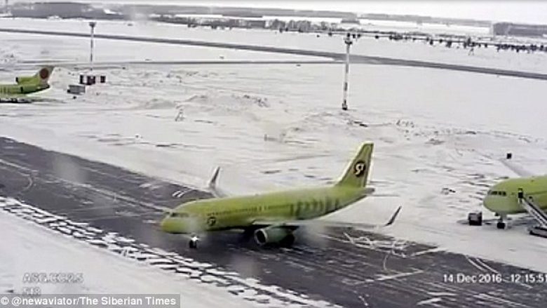 Shmanget tragjedia: Aeroplani “patinazh” në pistën e ngrirë (Video)