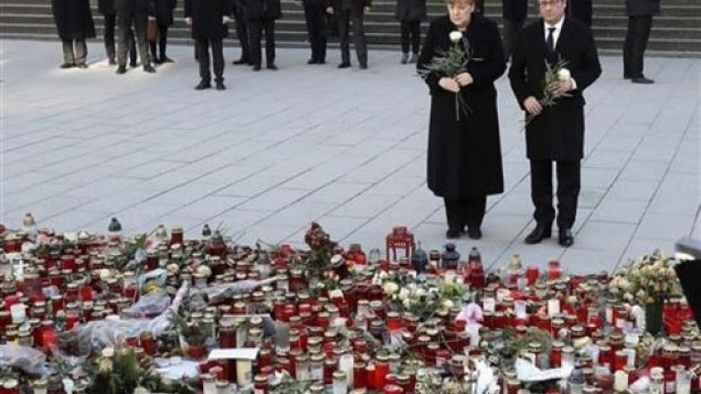 Merkel dhe Hollande nderojnë viktimat e Berlinit