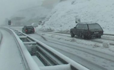 Shqipëri: Vështirësohet qarkullimi pas reshjeve të borës