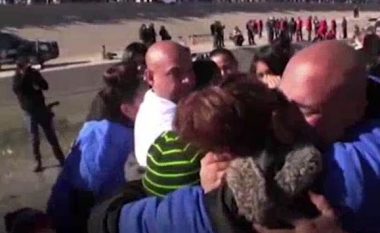 ‘Përqafime, jo mure’: Emigrantët meksikanë takojnë familjet në kufirin me SHBA-të (Video)
