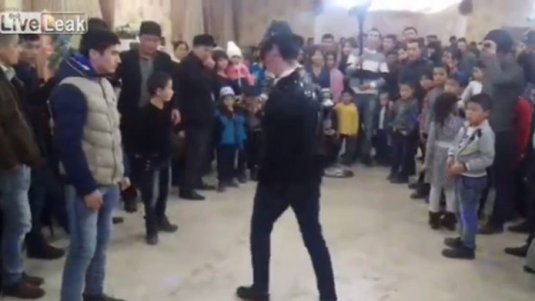 I riu imitonte lëvizjet e Michael Jackson, por ajo çfarë ndodhi para syve të tij shokoi botën (Video, +18)