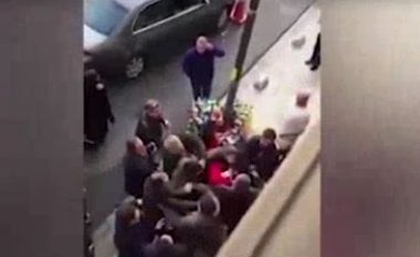 E rrahin në rrugë pasi e ngatërruan me terroristin e natës së Vitit të Ri në Stamboll (Video, +18)