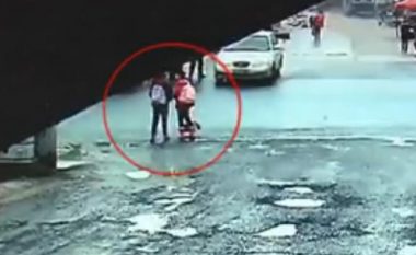 Kamioni përplas fort dy vajza, shpëtojnë mrekullisht (Video, +18)