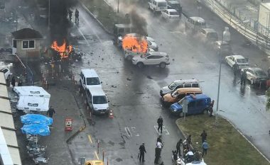 Terroristët e vrarë në Izmir ishin të armatosur deri në dhëmbë, shikoni çfarë ka gjetur policia afër trupave të tyre (Foto)