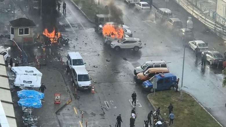 Terroristët e vrarë në Izmir ishin të armatosur deri në dhëmbë, shikoni çfarë ka gjetur policia afër trupave të tyre (Foto)