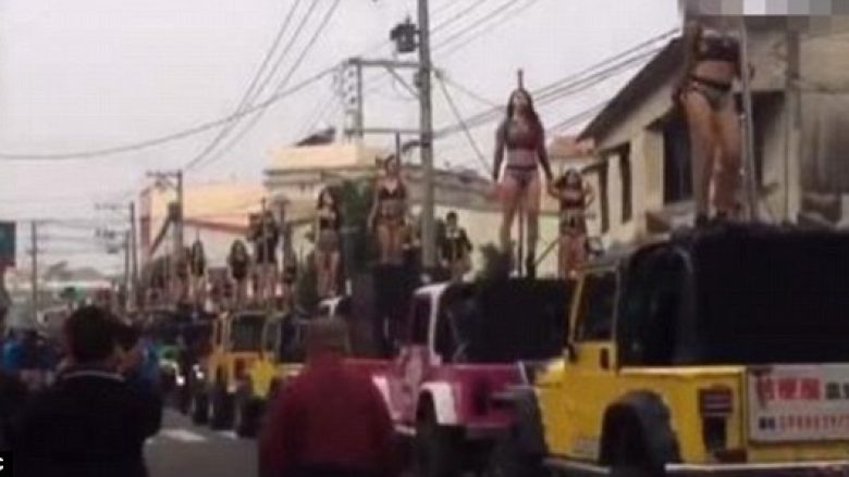 Funerali i pazakontë: Nderon babain duke angazhuar 50 striptizere që të performojnë (Foto/Video)