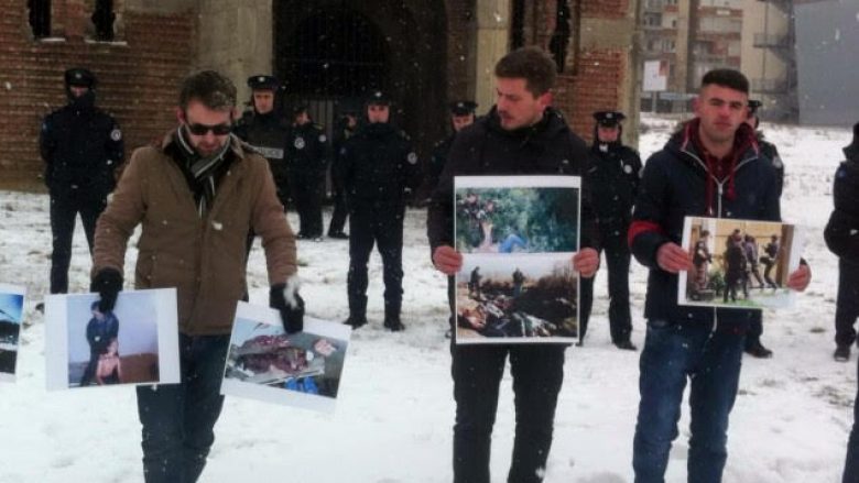 Policia nuk i lejon studentët të vendosin fotografi të masakrave në “Kishën Ortodokse” te UP-ja