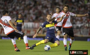 Gola, raste, përleshje, kartonë të verdhë e të kuq, spektakël në tribuna – River Plate triumfon në ‘El Clasicon’ e Argjentinës (Video)