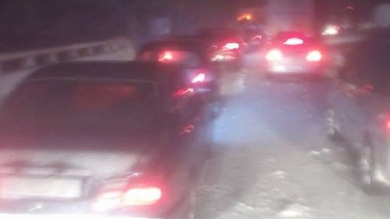 Rrëshqasin makinat në rrugën Shkup-Veles, bllokohet komunikacioni (Foto)