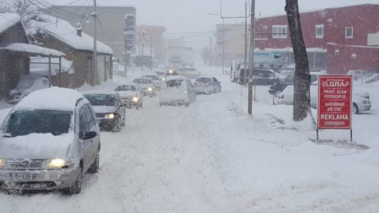 Ferizaj formon shtabin emergjent për shkak të borës së madhe, qytetarët ankohen për mos pastrimin e rrugëve  (Foto)
