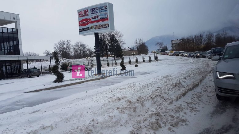 Bora bllokon magjistralen Pejë- Istog (Foto/Video)