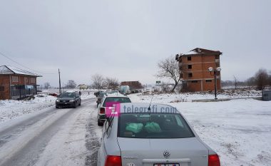 Tetë vetura të bllokuara në kufi në mes Maqedonisë dhe Kosovës (Foto)