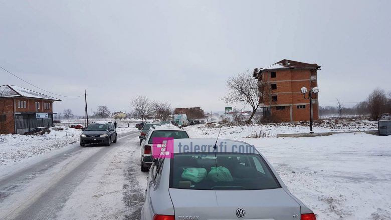 Tetë vetura të bllokuara në kufi në mes Maqedonisë dhe Kosovës (Foto)