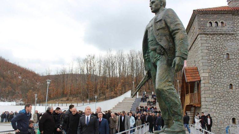 Haradinaj nga Franca përkujton bashkëluftëtarin e tij në 20 vjetorin e rënies