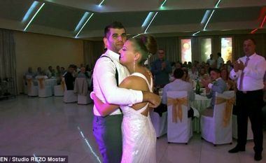Moment prekës: Vëllai i paralizuar vallëzon për herë të parë me motrën e vet në dasmën e saj (Foto/Video)