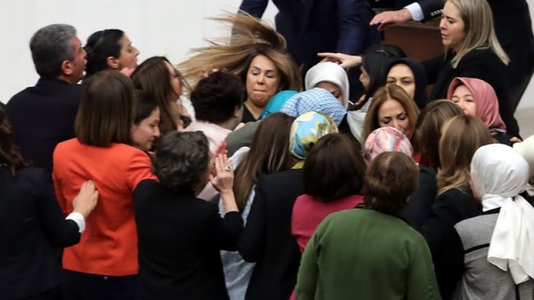 Shkelma e shkulje flokësh, deputetet femra përleshen në Parlamentin turk (Video)