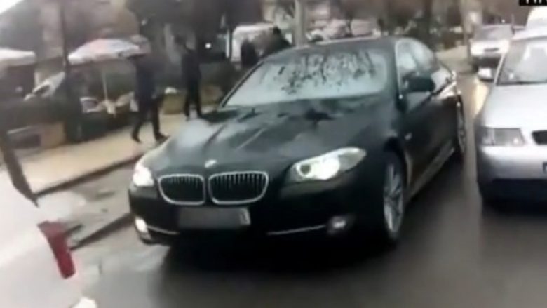 Vidhet në Tiranë vetura e zyrtarit të Ambasadës së Kosovës (Video)
