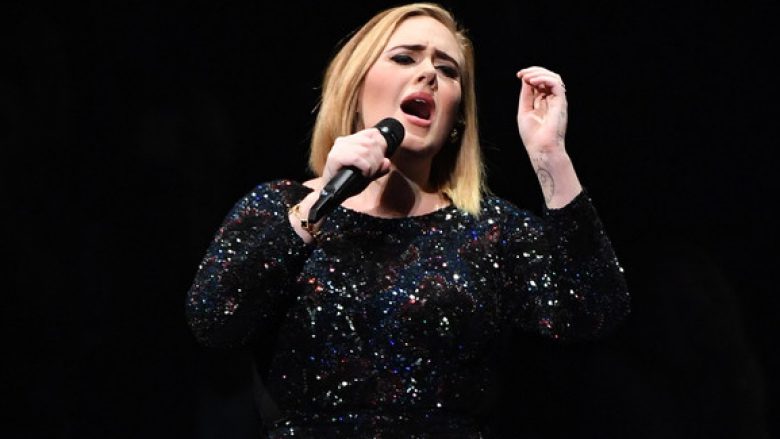 Kur ke fansa si të Adele, problemi teknik kalon pa u vërejtur (Video)