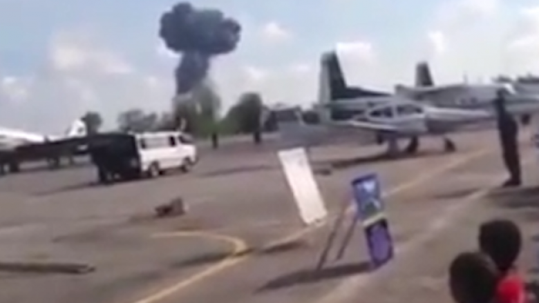 Aeroplani përplaset dhe eksplodon, derisa ishte duke dhënë shfaqje para fëmijëve (Video)
