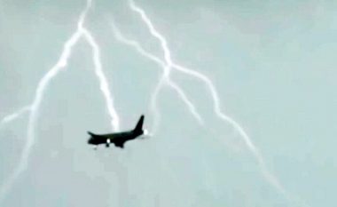 Aeroplani u godit nga vetëtima (Video)
