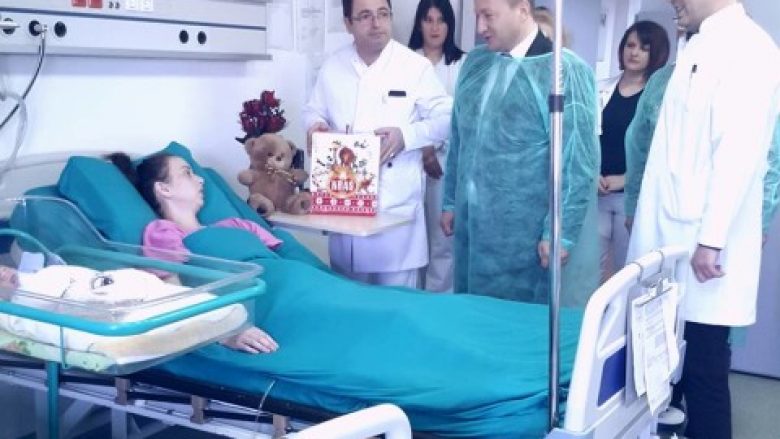 Nuhiu, Trajanovski dhe Todorov vizitojnë foshnjën e parë të lindur në 2017 në Shkup