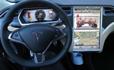 Autopiloti i makinës Tesla parashikon përplasjen dhe shpëton pa gërvishtje! (Video)