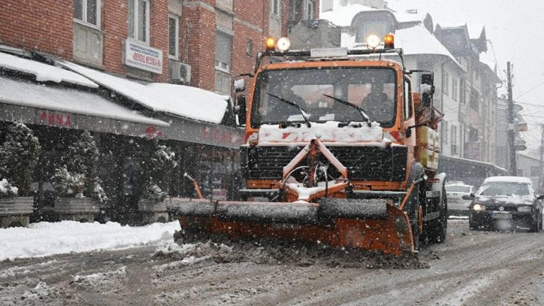 Mbi një milionë euro jepen për mirëmbajtjen e rrugëve në Maqedoni, por dëbora sërish i zë të papërgatitur