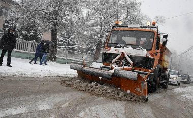 Disa komuna në Maqedoni ndihmohen me mekanizma motorike për të pastruar rrugët