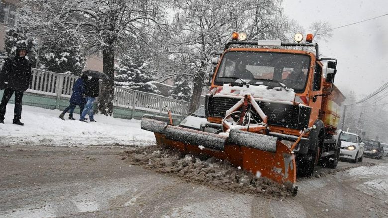 Disa komuna në Maqedoni ndihmohen me mekanizma motorike për të pastruar rrugët