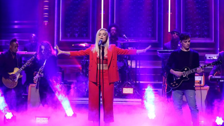 Bebe Rexha promovon klipin në emisionin e Jimmy Fallonit (Foto)