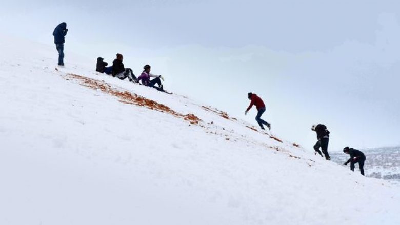 Bora mbulon shkretëtirën e Saharës, dunat e rërës kthehen në terren skijimi (Foto)